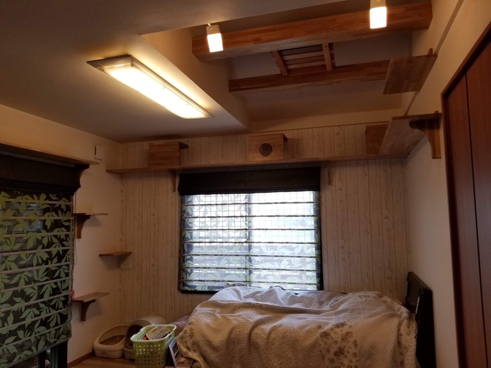 キャットウォークの家　寝室折り上げ天井2