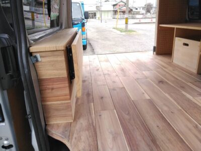 キャンピングカー木工事工程完了　床材・折り畳みカウンター下ろしてすっきり