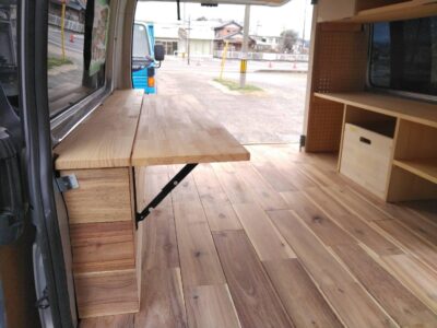 キャンピングカー木工事工程完了　床材・折り畳みカウンター使用時